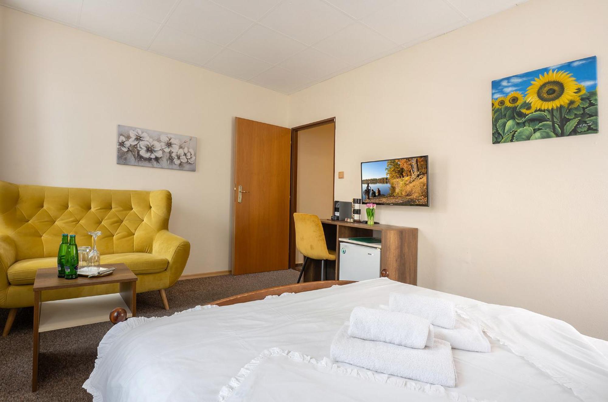 Rodinny Hotel Myslivna เชบอนย์ ภายนอก รูปภาพ